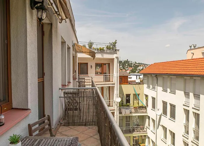 Castle View Apartment With Free Parking
