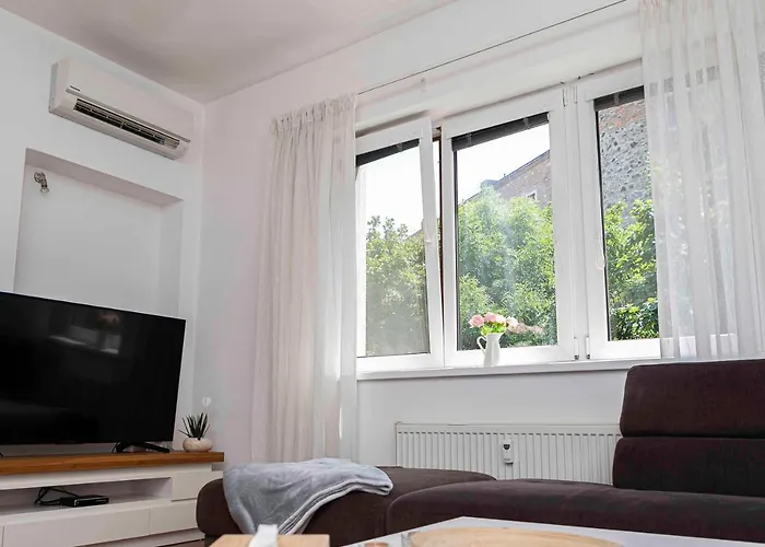 Castle View Apartment With Free Parking